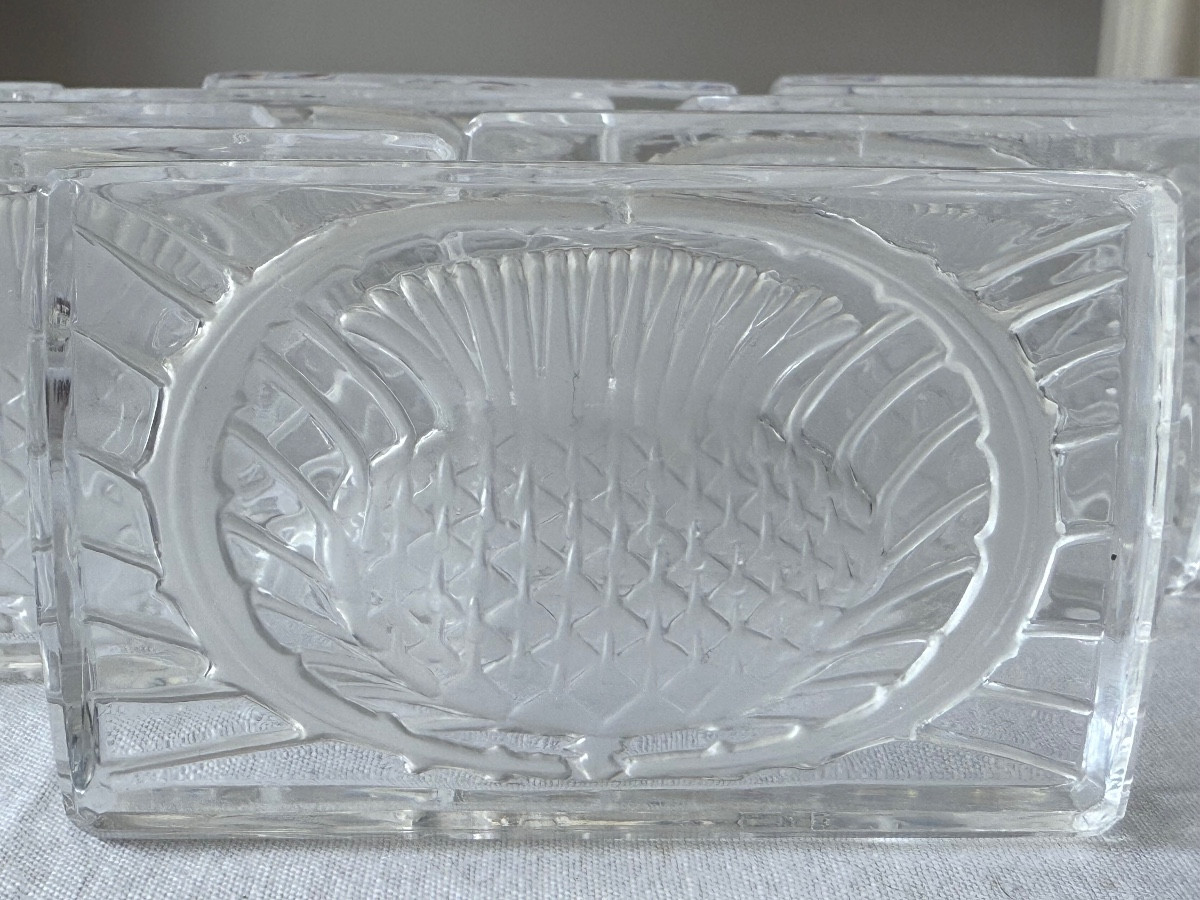 LALIQUE - suite de 12 porte-couteaux en cristal Lalique - Art D&eacute;co - Motif chardon d'&Eacute;cosse