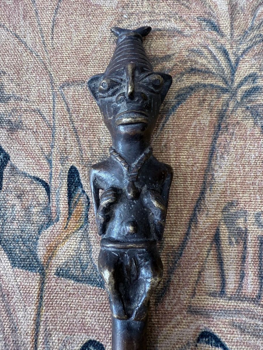Couteau d’apparat OGBONI à figure hiératique – Yoruba, Nigeria, début XXe siècle-photo-2