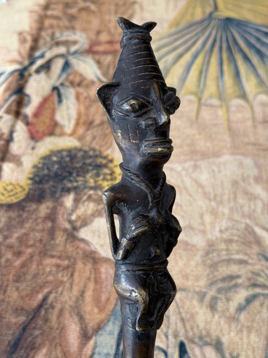 Couteau d’apparat OGBONI à figure hiératique – Yoruba, Nigeria, début XXe siècle-photo-1