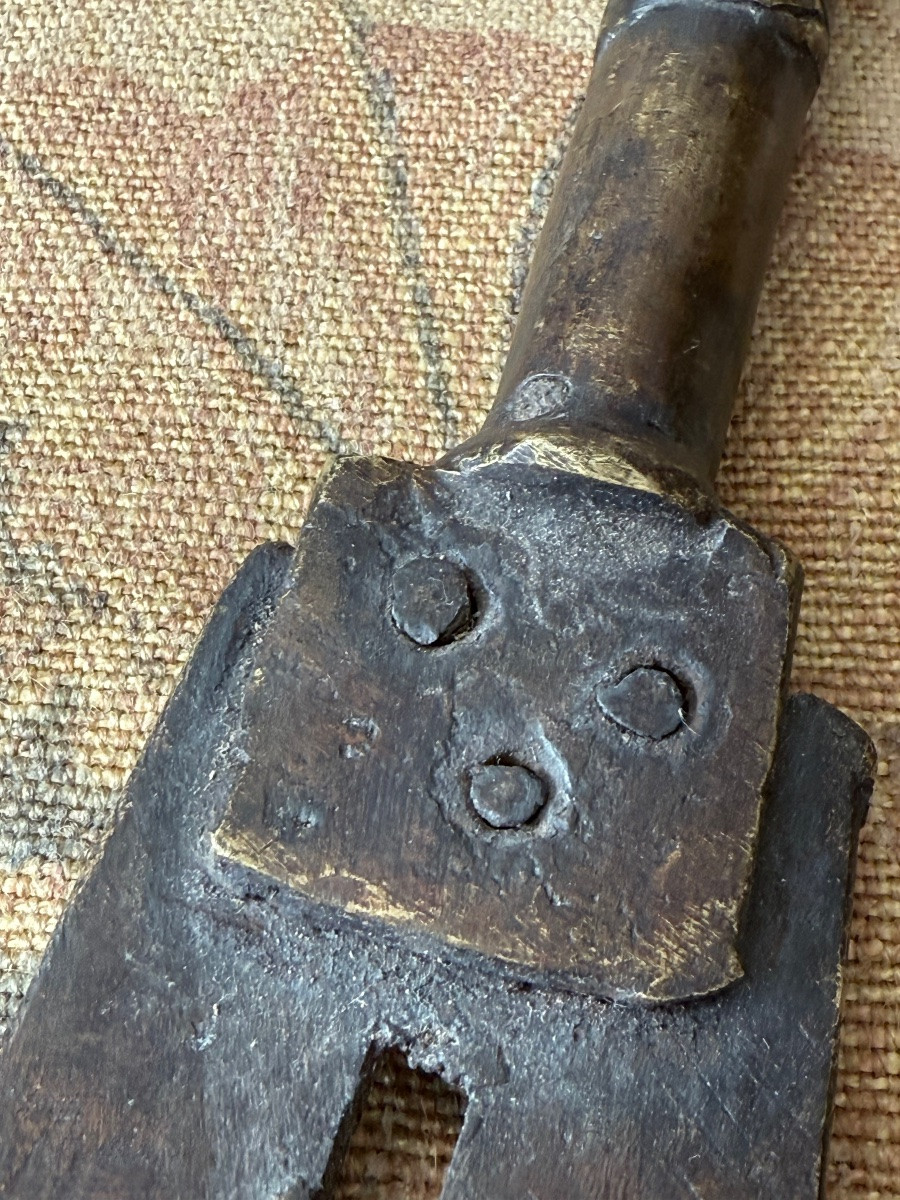 Couteau d’apparat OGBONI à figure hiératique – Yoruba, Nigeria, début XXe siècle-photo-4