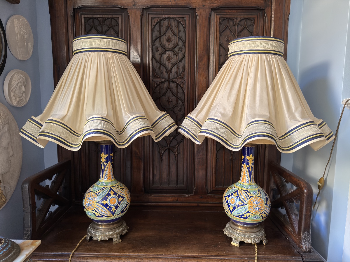 Paire de grande lampe en faïence polychrome de Gien, monture en bronze, XIX siècle 