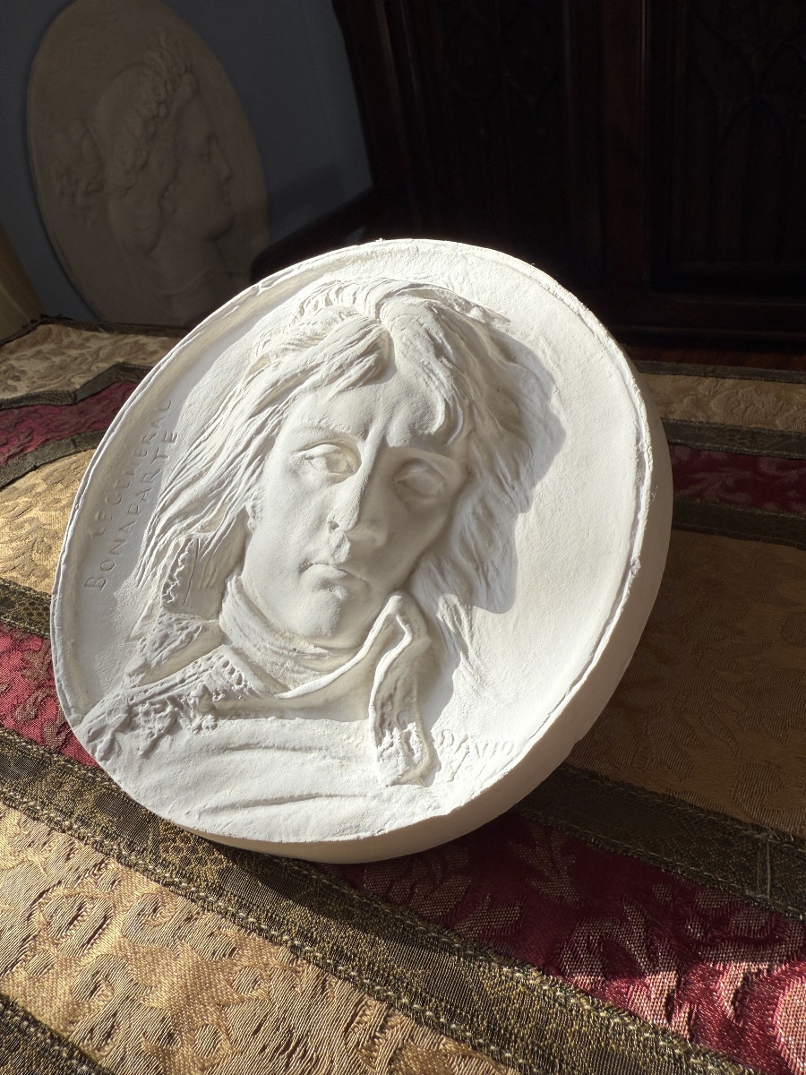 Médaillon en plâtre, profil de Napoléon Bonaparte – signé David d’Angers, XXe siècle, Musée BA-photo-3