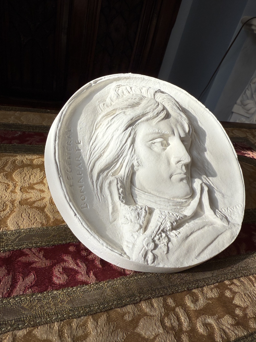 Médaillon en plâtre, profil de Napoléon Bonaparte – signé David d’Angers, XXe siècle, Musée BA-photo-4