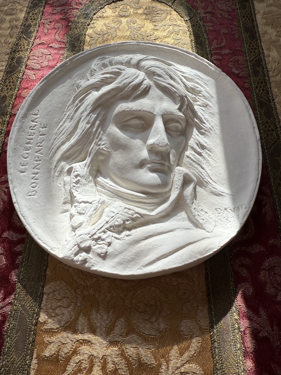 Médaillon en plâtre, profil de Napoléon Bonaparte – signé David d’Angers, XXe siècle, Musée BA-photo-2