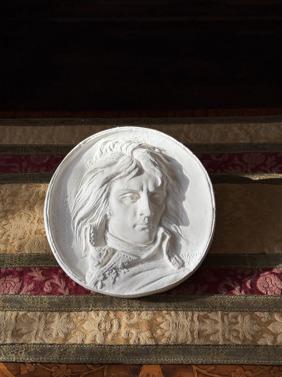 Médaillon en plâtre, profil de Napoléon Bonaparte – signé David d’Angers, XXe siècle, Musée BA-photo-3