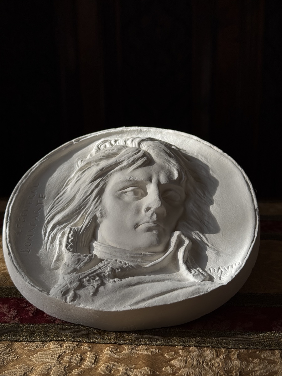 Médaillon en plâtre, profil de Napoléon Bonaparte – signé David d’Angers, XXe siècle, Musée BA-photo-5