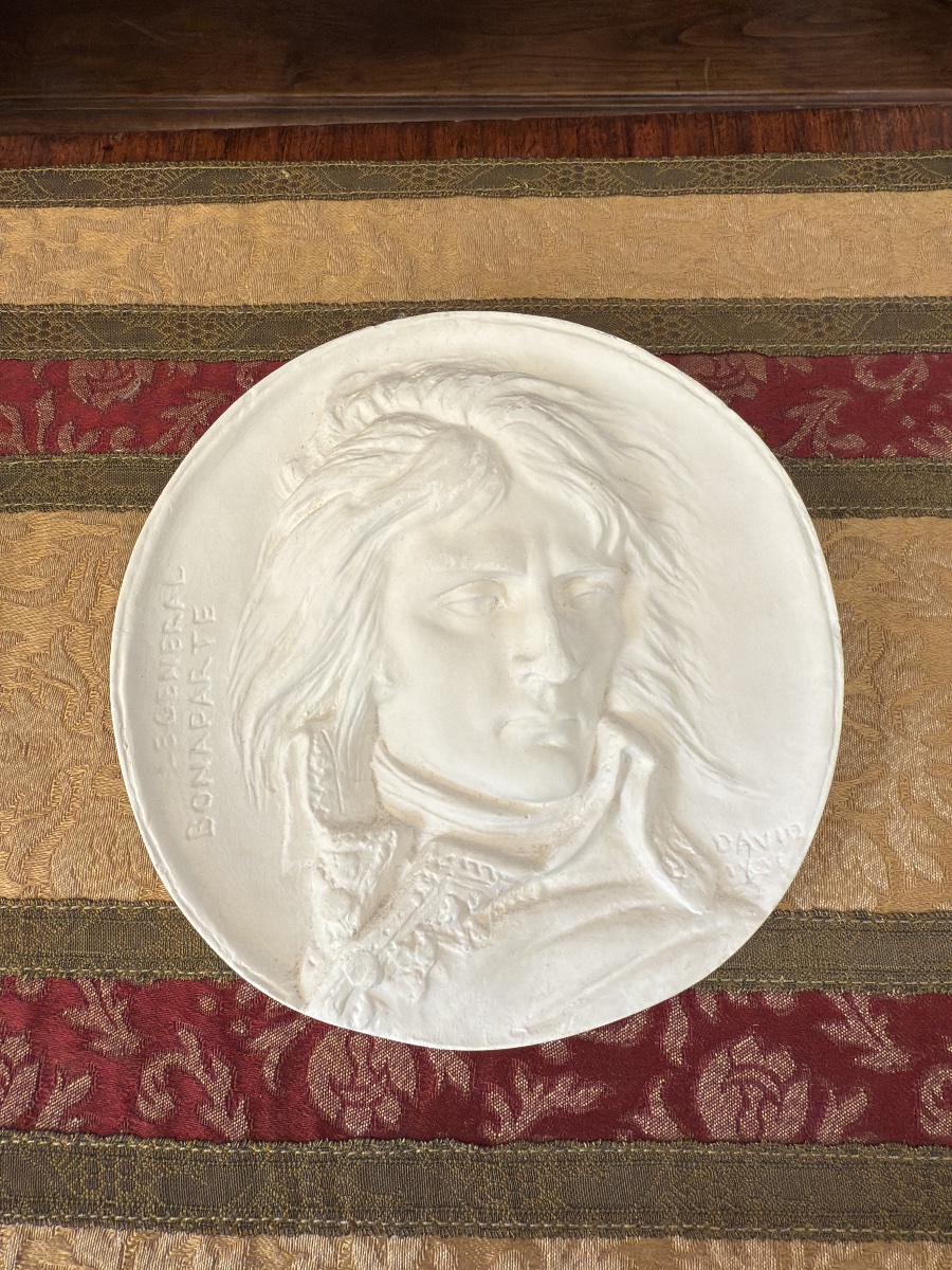Médaillon en plâtre, profil de Napoléon Bonaparte – signé David d’Angers, XXe siècle, Musée BA-photo-6