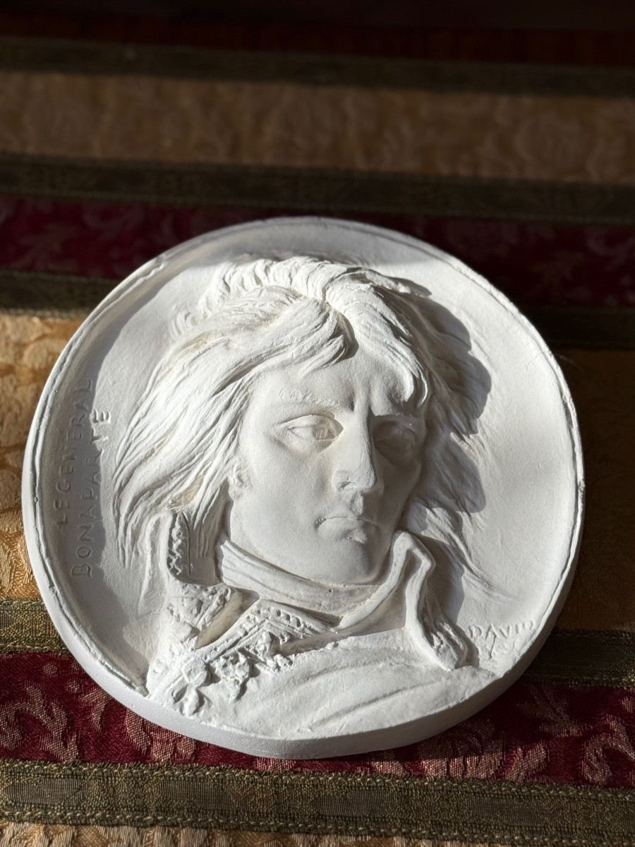 Médaillon en plâtre, profil de Napoléon Bonaparte – signé David d’Angers, XXe siècle, Musée BA