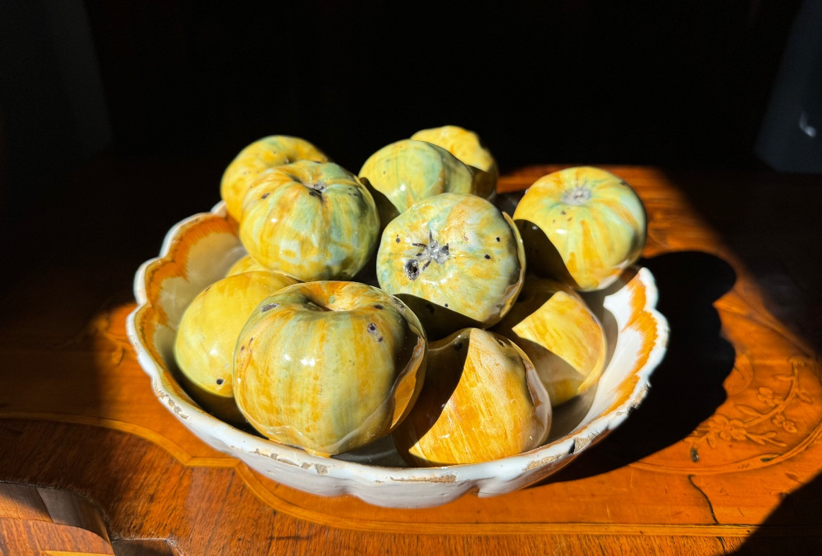 Coupe en faïence de grand feu, Nevers, XVIIIᵉ siècle-Trompe‑l’œil aux treize pommes