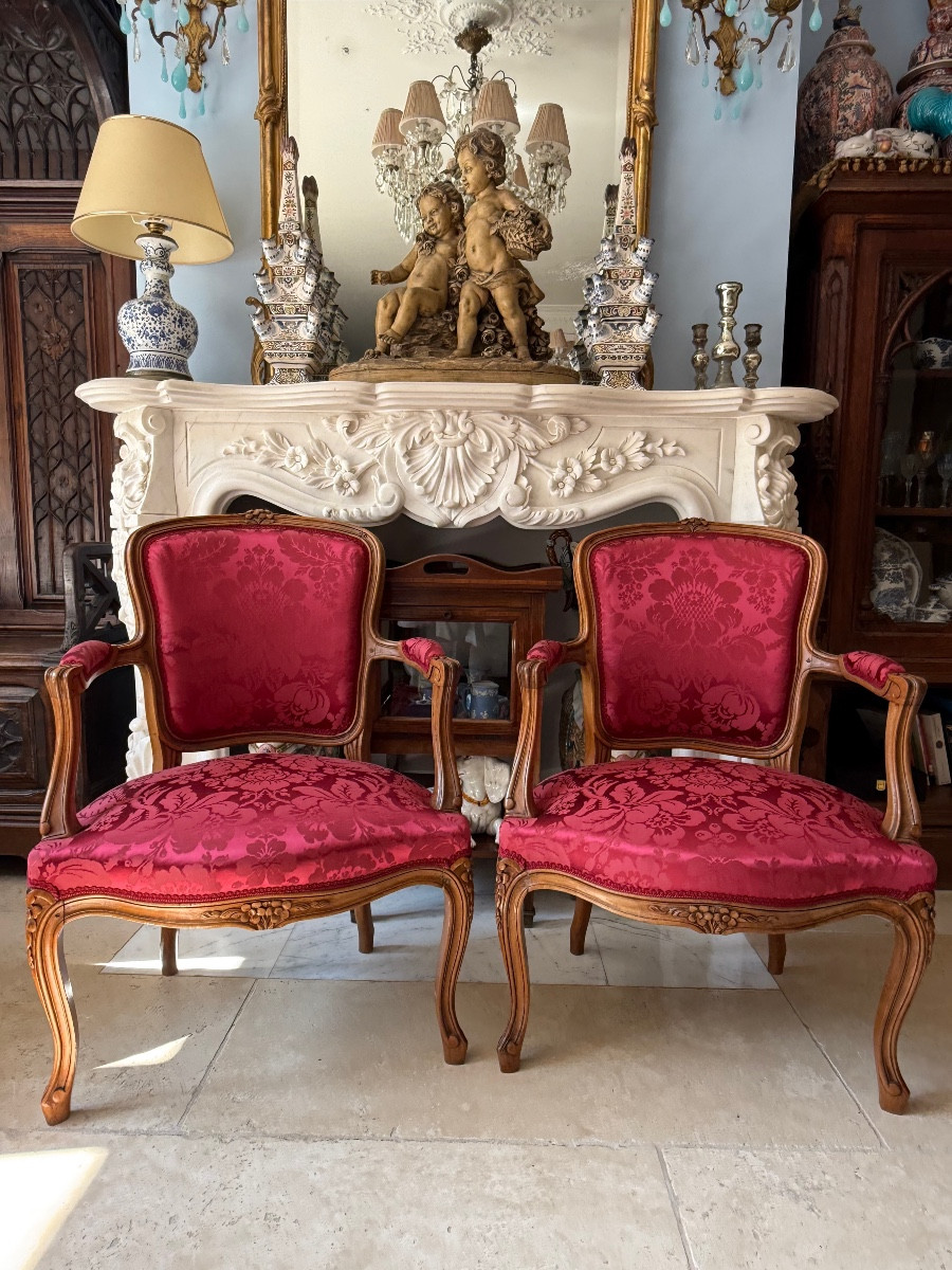 Louis XV Period "queen's Style" Pair Cabriolet Armchair In Carved Walnut, Silk Upholstery