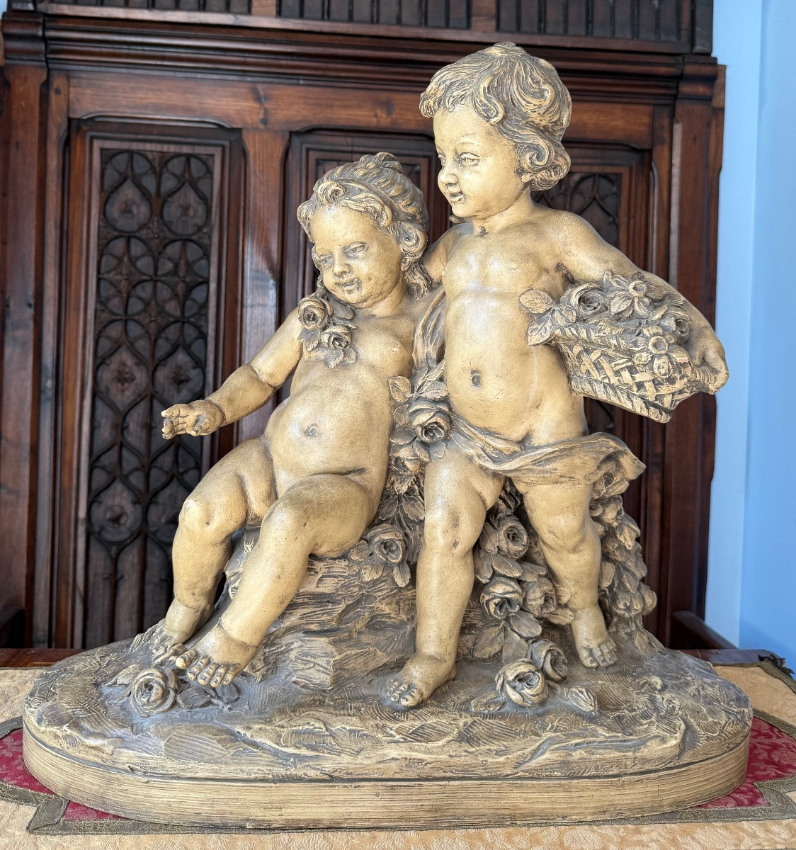 Gilles Roux – Groupe de Putti en Terre Cuite Patinée, Style Rococo d’Inspiration Baroque – 51cm-photo-1