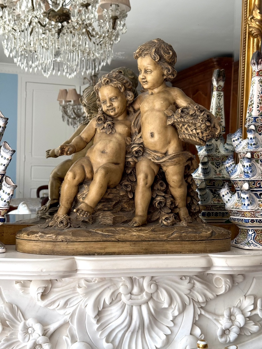 Gilles Roux – Groupe de Putti en Terre Cuite Patinée, Style Rococo d’Inspiration Baroque – 51cm