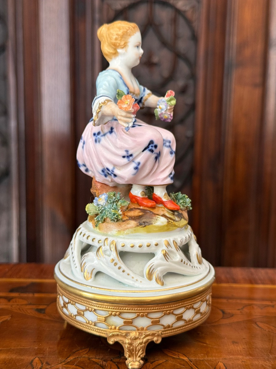 Capodimonte XIXᵉ — Figure en porcelaine signée sur monture en bronze doré-photo-3