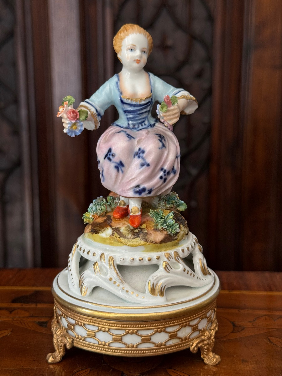 Capodimonte XIXᵉ — Figure en porcelaine signée sur monture en bronze doré-photo-4