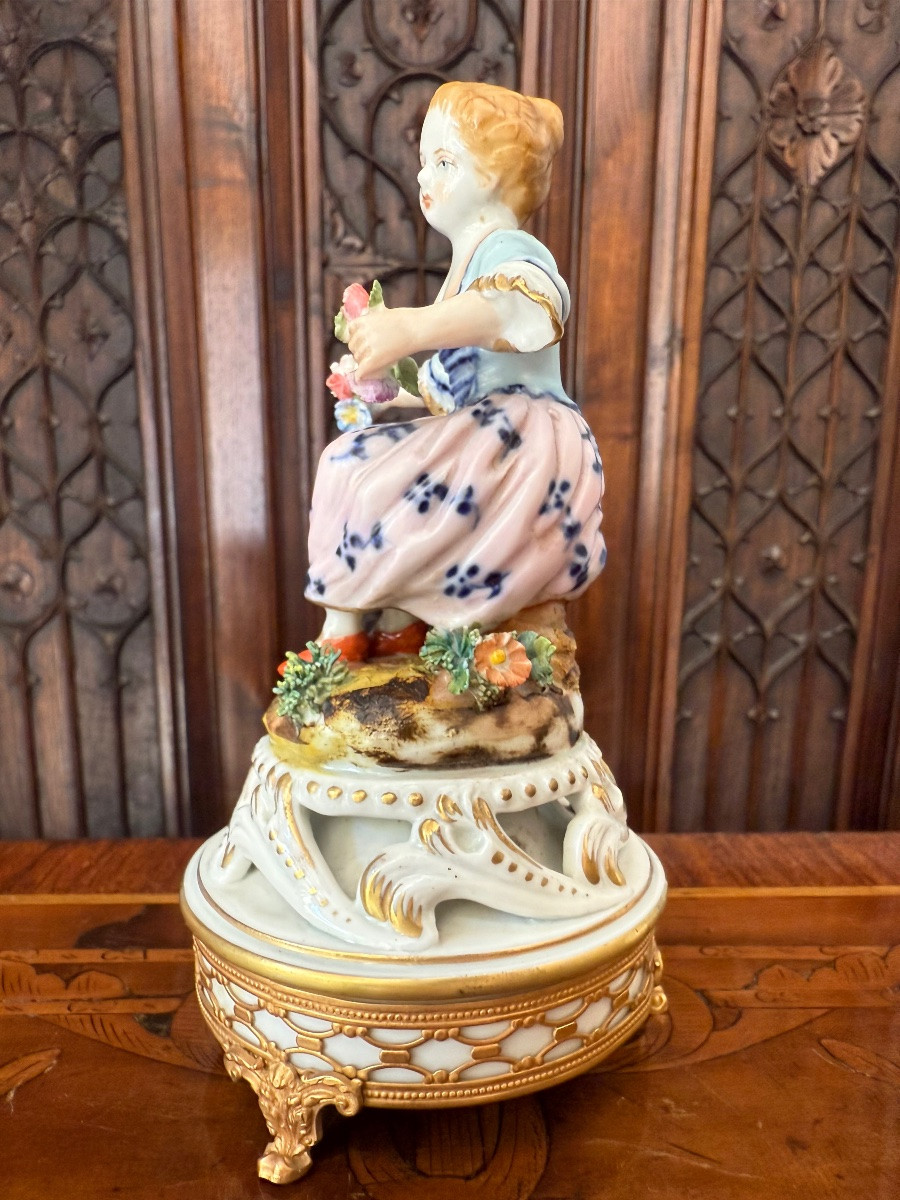 Capodimonte XIXᵉ — Figure en porcelaine signée sur monture en bronze doré-photo-2