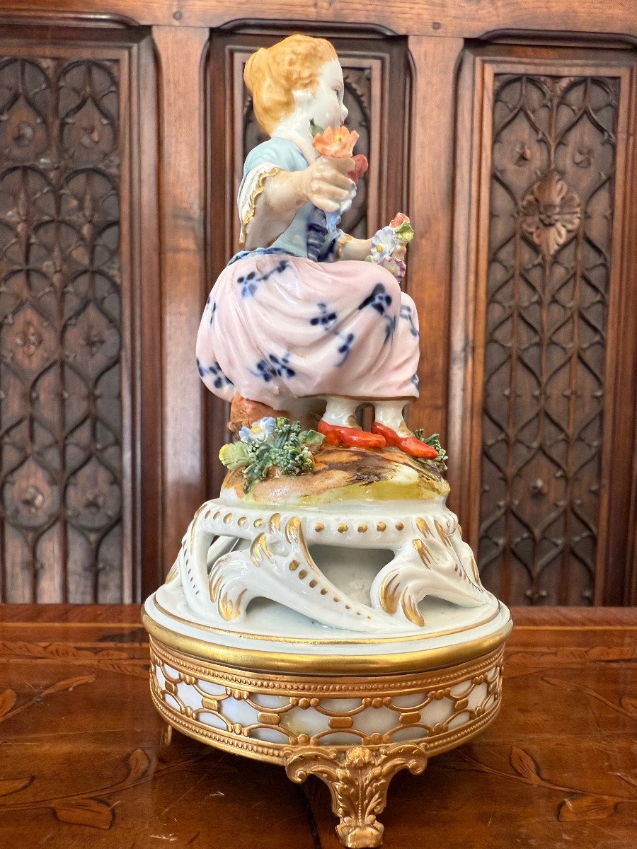 Capodimonte XIXᵉ — Figure en porcelaine signée sur monture en bronze doré-photo-3
