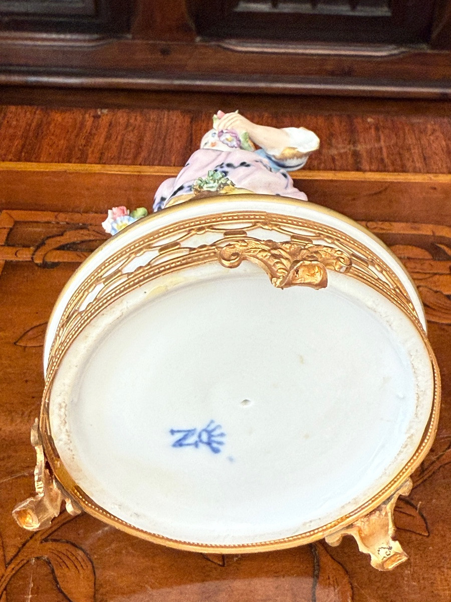 Capodimonte XIXᵉ — Figure en porcelaine signée sur monture en bronze doré-photo-4