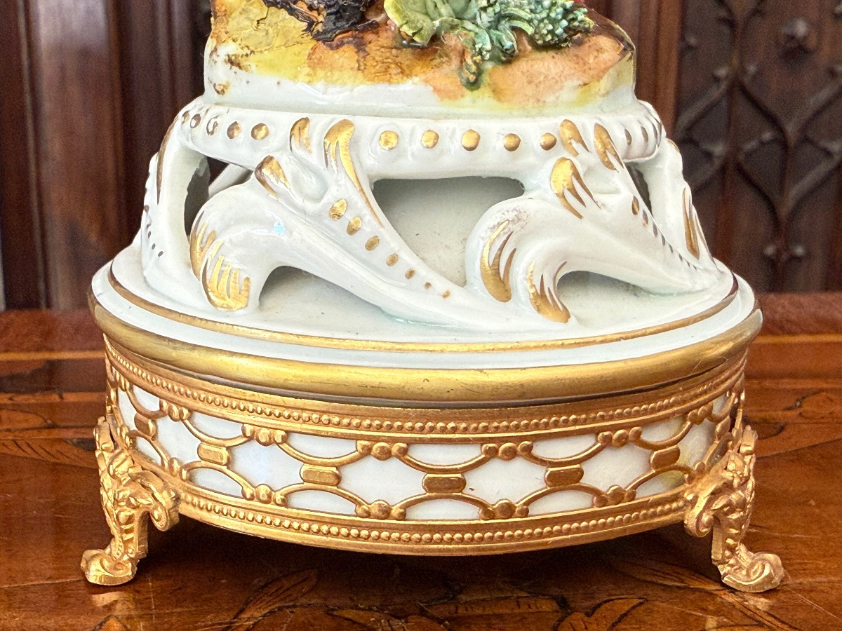 Capodimonte XIXᵉ — Figure en porcelaine signée sur monture en bronze doré-photo-6