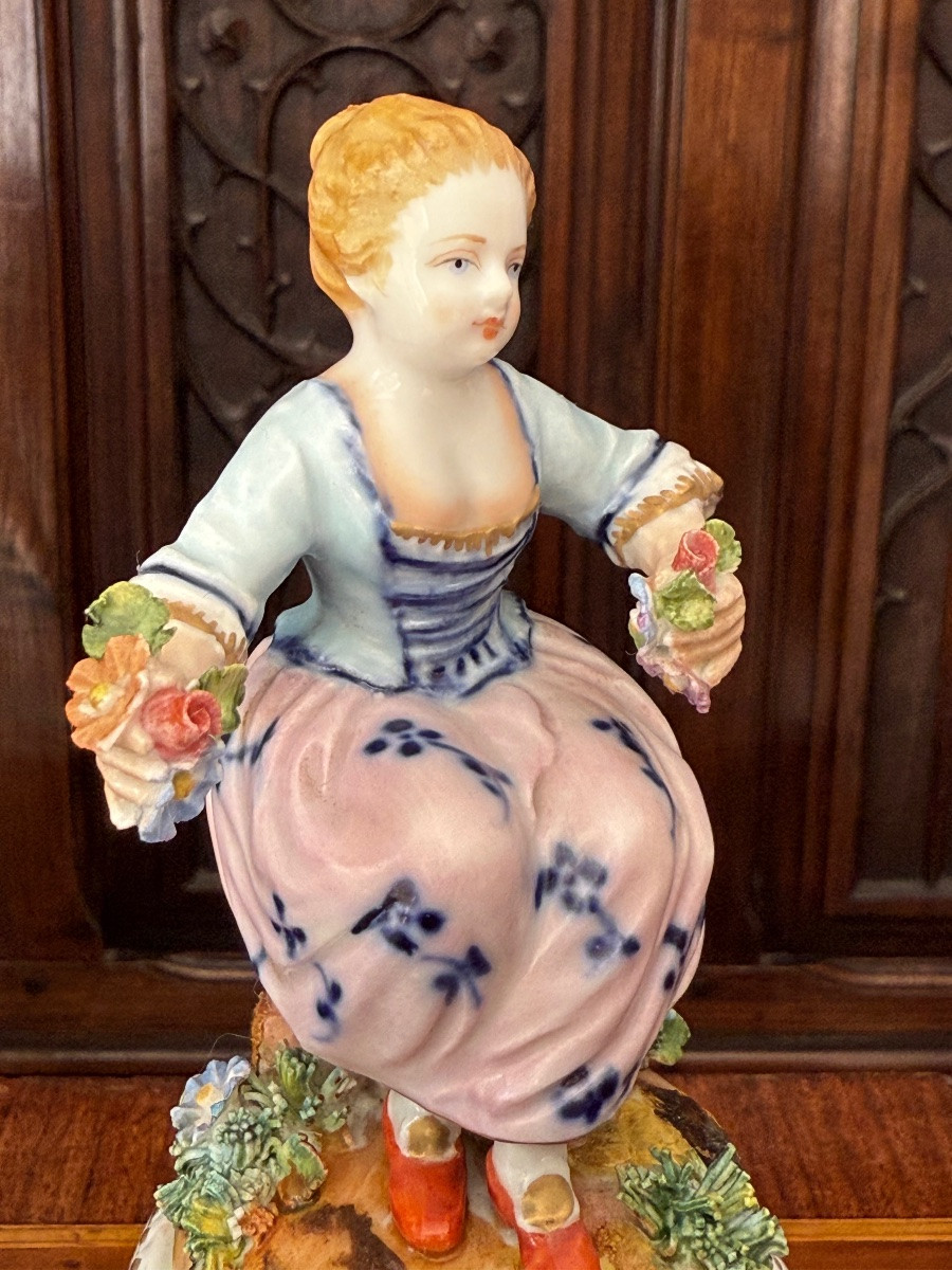 Capodimonte XIXᵉ — Figure en porcelaine signée sur monture en bronze doré-photo-7