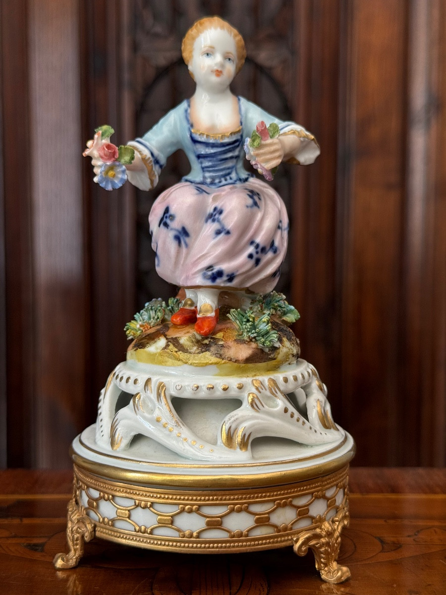 Capodimonte XIXᵉ — Figure en porcelaine signée sur monture en bronze doré