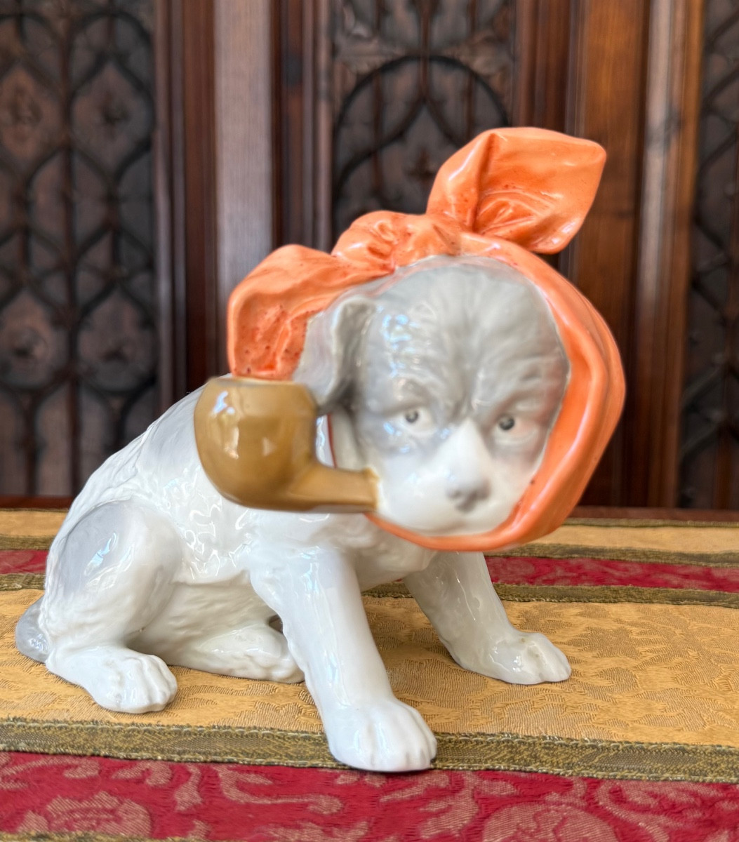 Chien en porcelaine au Mouchoir – Humour Anthropomorphe vers 1900, Gebrüder Heubach, Lichte,