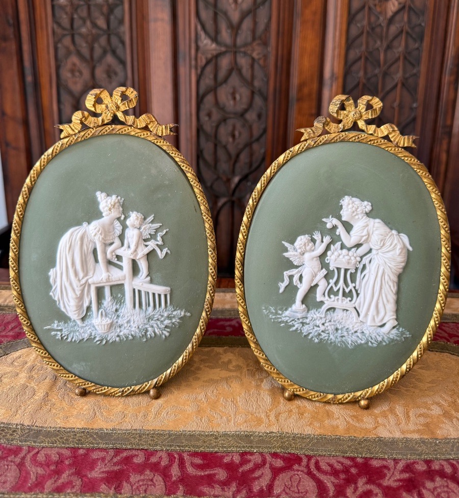 Pair Of Wedgwood Cookie Medallions - Relief Decoration - Green Jasper, Gilded Bronze Frame