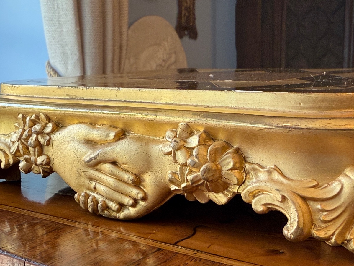 Wooden And Gilded Stucco Presentation Base, XIXᵉ, Decorated With Clasped Hands, Geometric Top.-photo-3