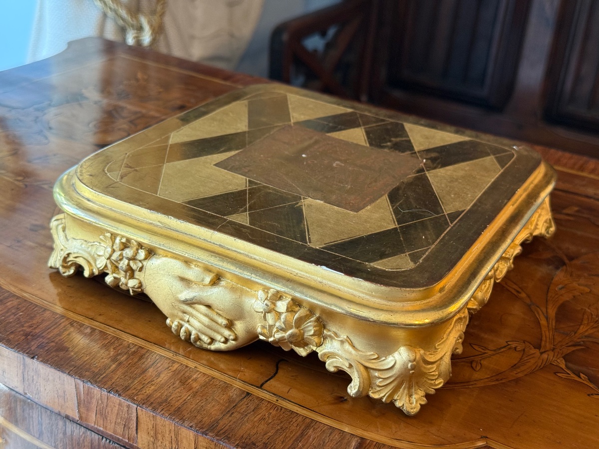 Wooden And Gilded Stucco Presentation Base, XIXᵉ, Decorated With Clasped Hands, Geometric Top.-photo-4