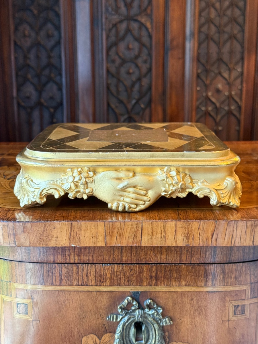 Wooden And Gilded Stucco Presentation Base, XIXᵉ, Decorated With Clasped Hands, Geometric Top.-photo-1
