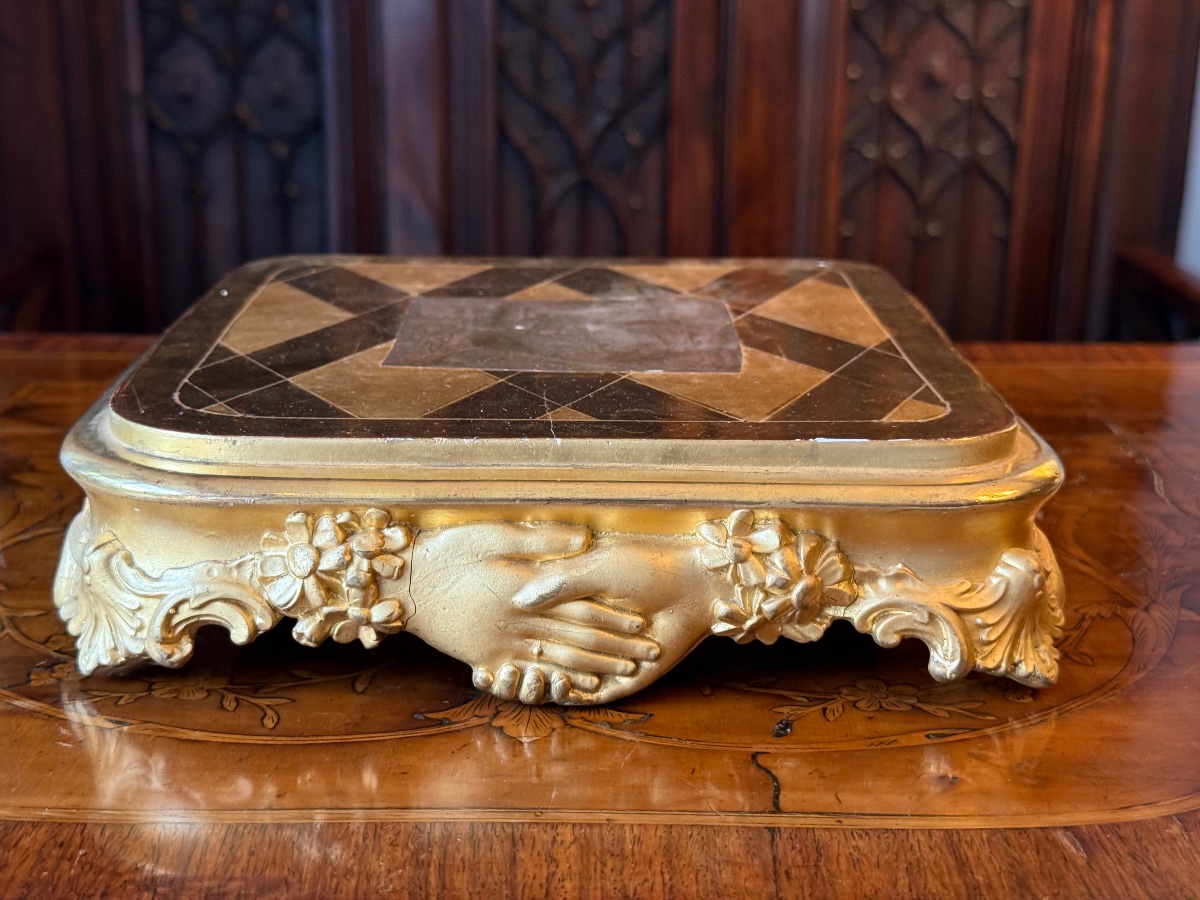 Wooden And Gilded Stucco Presentation Base, XIXᵉ, Decorated With Clasped Hands, Geometric Top.-photo-2