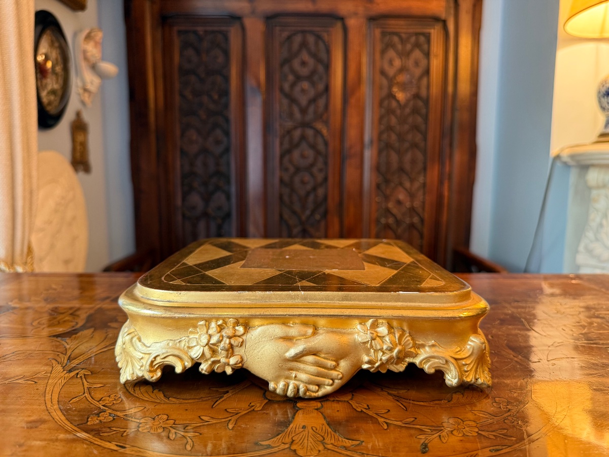 Wooden And Gilded Stucco Presentation Base, XIXᵉ, Decorated With Clasped Hands, Geometric Top.-photo-3