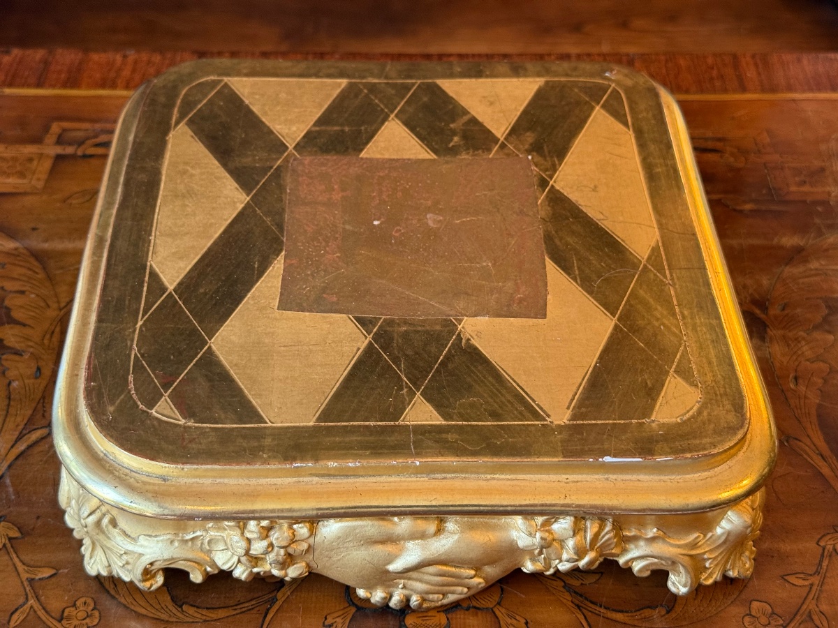 Wooden And Gilded Stucco Presentation Base, XIXᵉ, Decorated With Clasped Hands, Geometric Top.-photo-4