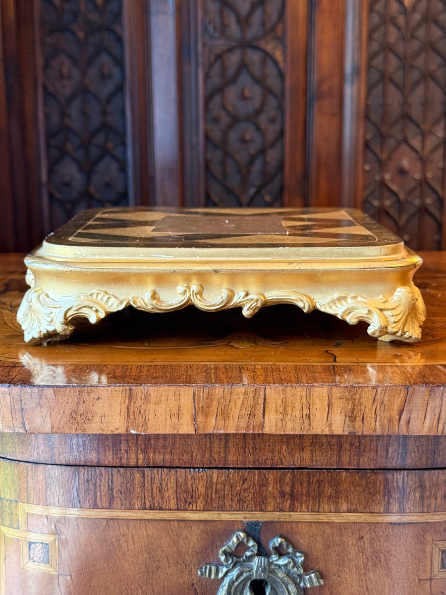 Wooden And Gilded Stucco Presentation Base, XIXᵉ, Decorated With Clasped Hands, Geometric Top.-photo-5