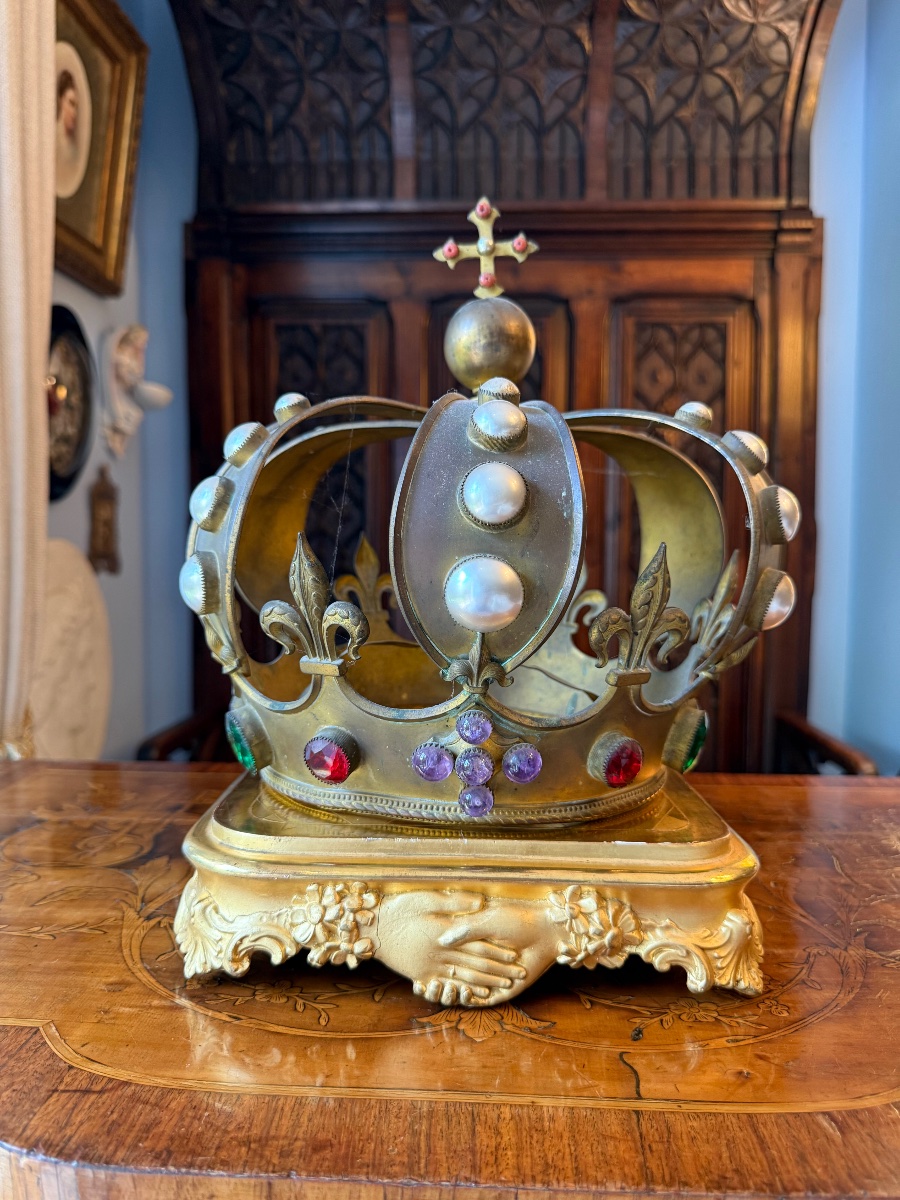 Wooden And Gilded Stucco Presentation Base, XIXᵉ, Decorated With Clasped Hands, Geometric Top.
