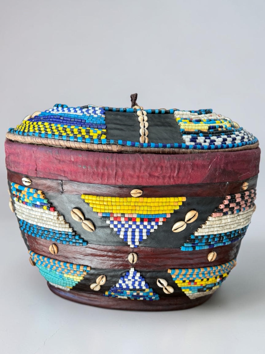 Panier cérémoniel polychrome yoruba – Nigeria, grand modèle, milieu du XXᵉ siècle