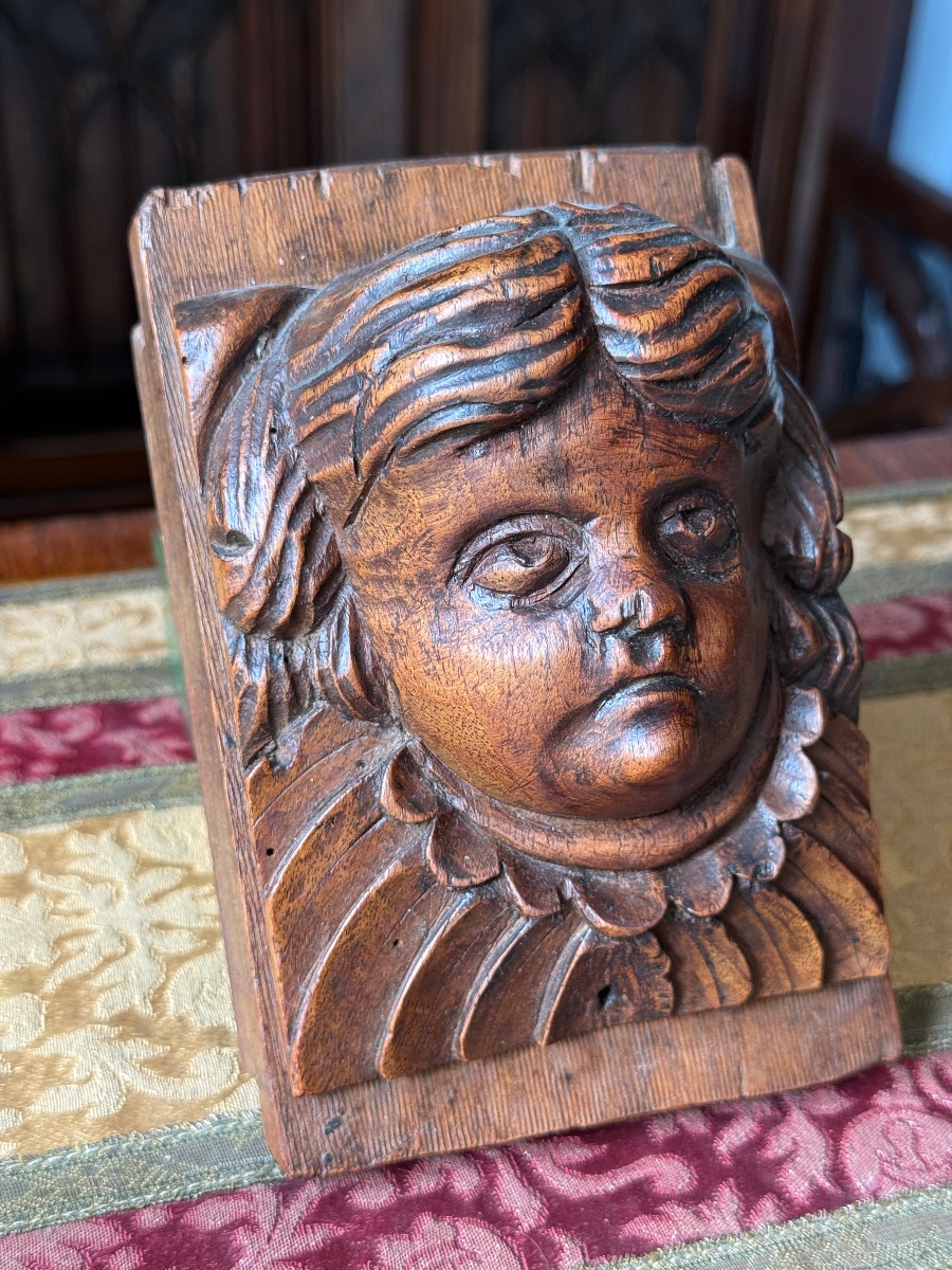 Oak Cherub Sculpture – 18th-century Ornamental Piece