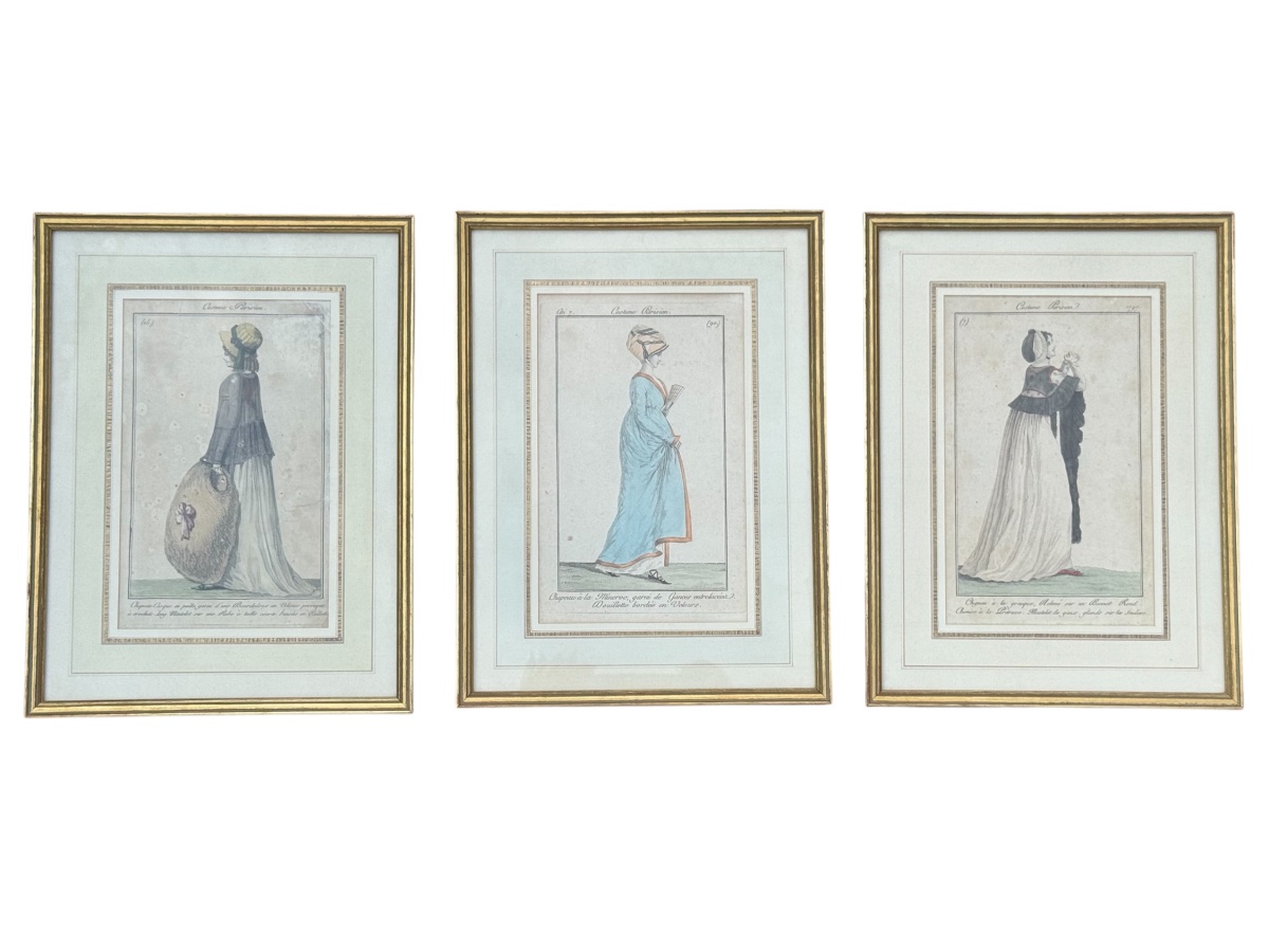 « Costume Parisien », 1797 — Trio de gravures en coloris d’époque, cadres dorés