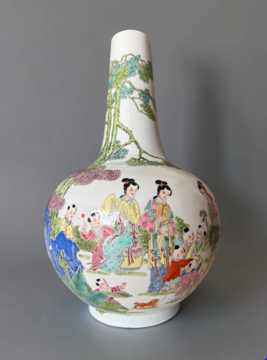 Vase en porcelaine polychrome, décor famille rose – Chine – fin XIX début XXᵉ siècle