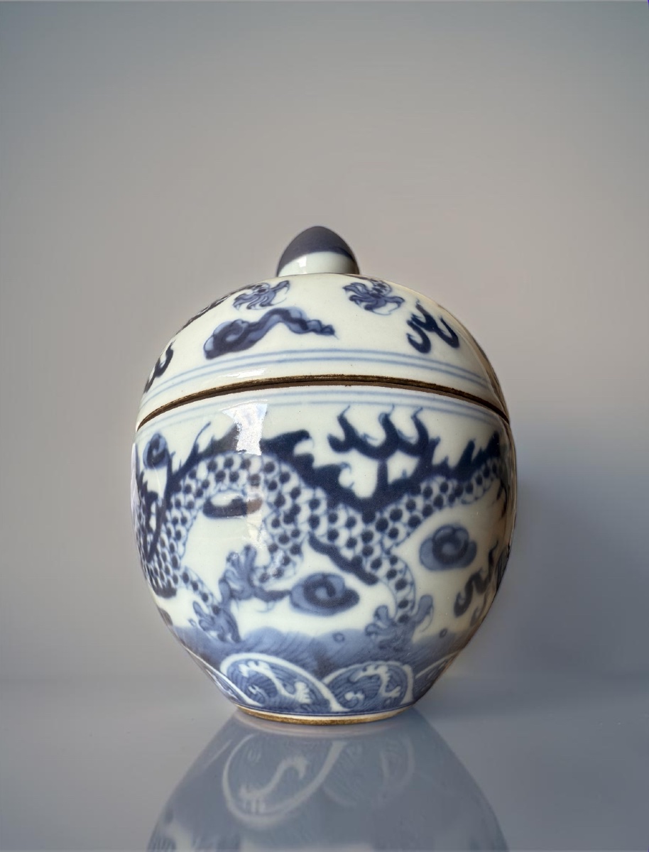 Small Blue-and-white Porcelain Jar With Lid, Decorated With A Dragon Amid Clouds — China, 19th Century-photo-4