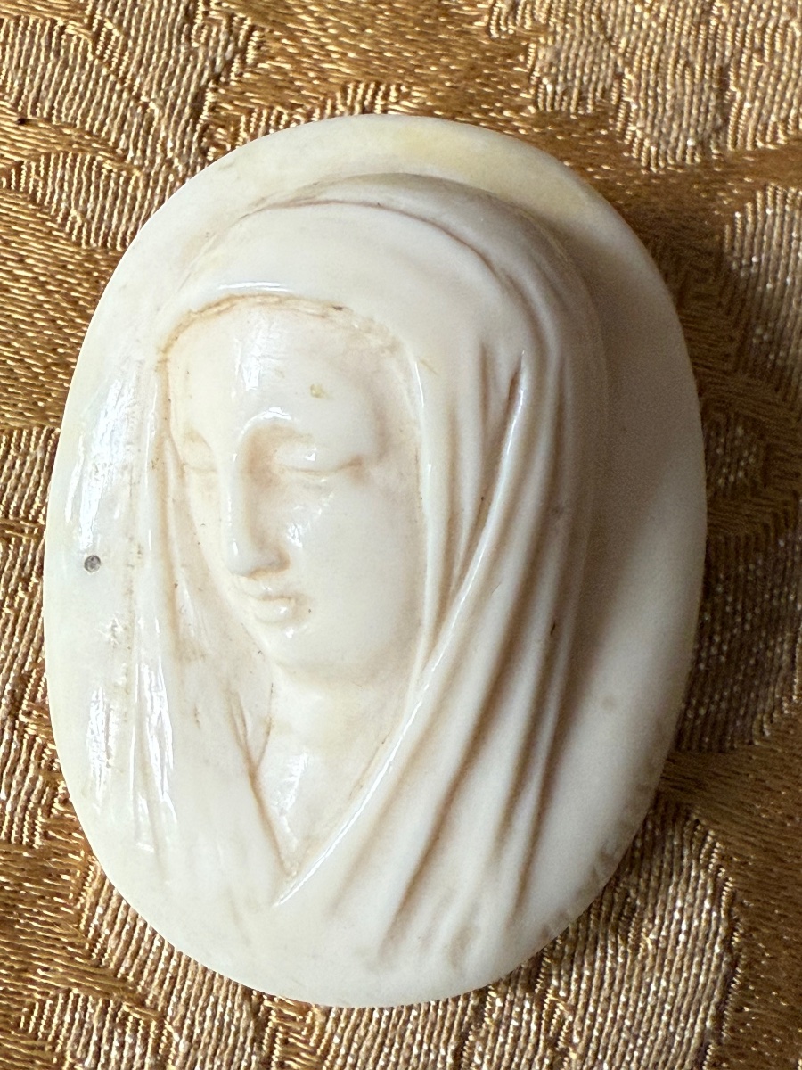 Devotional Brooch Made Of Carved Ivory — Virgin Mary, 19th Century (made Before 1947) -photo-2