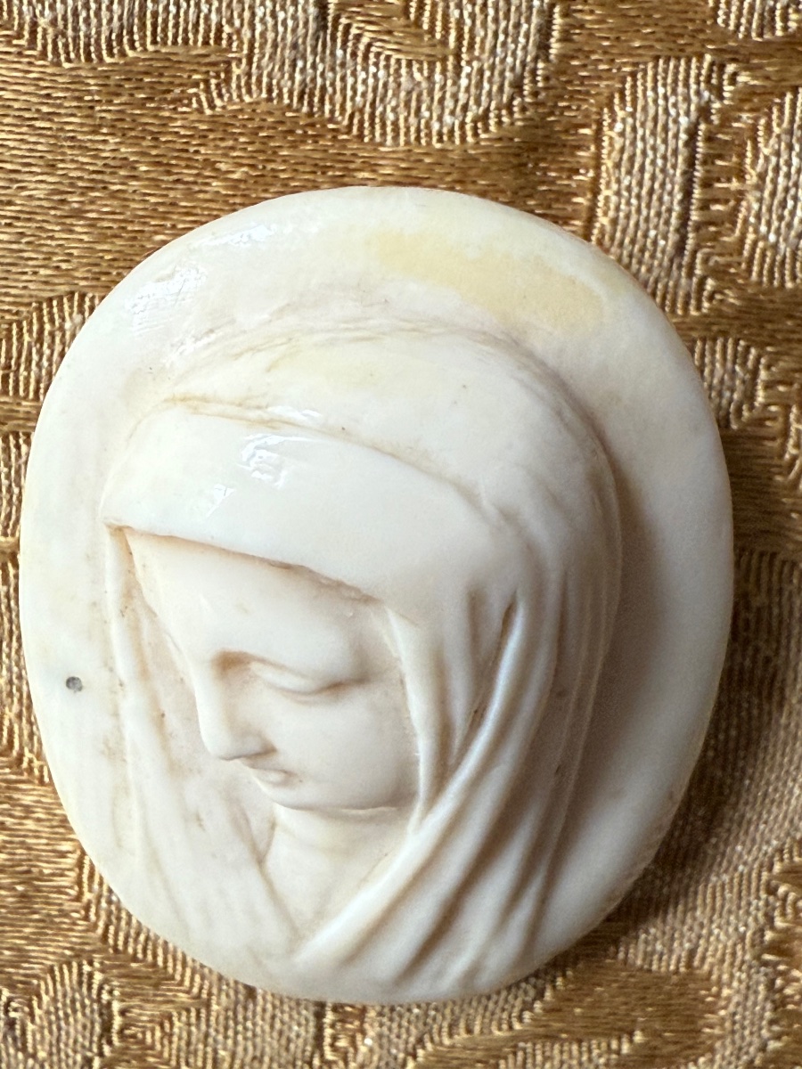 Devotional Brooch Made Of Carved Ivory — Virgin Mary, 19th Century (made Before 1947) -photo-2