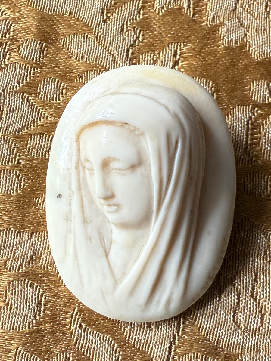 Devotional Brooch Made Of Carved Ivory — Virgin Mary, 19th Century (made Before 1947) -photo-3