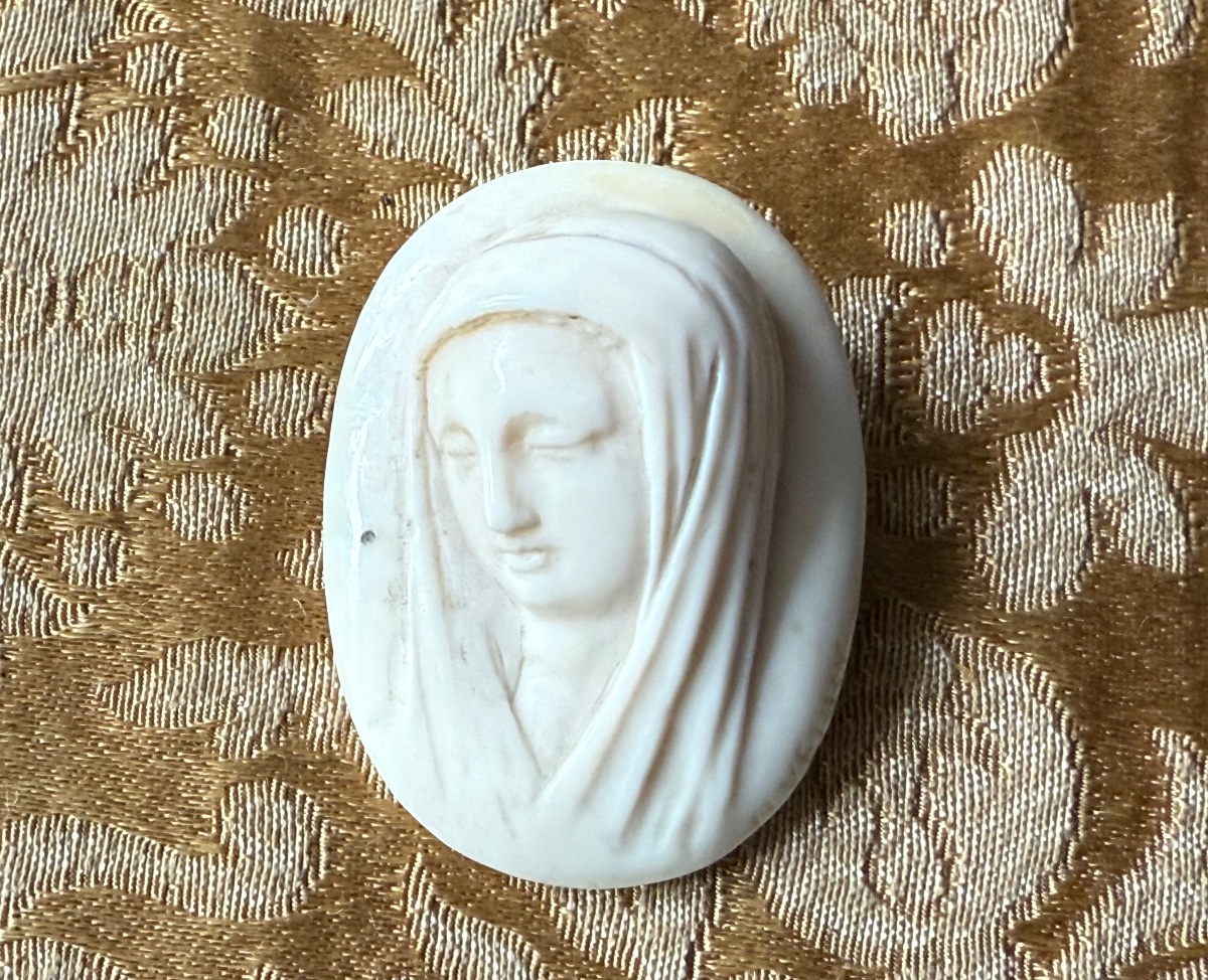 Devotional Brooch Made Of Carved Ivory — Virgin Mary, 19th Century (made Before 1947) -photo-4