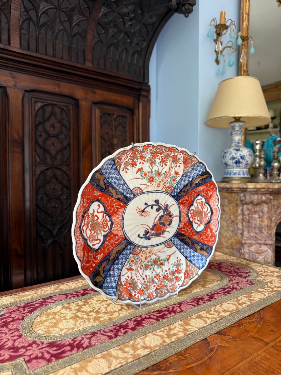Assiette Imari XIXᵉ — décor rouge/bleu et or, médaillon fleuri, revers peint — 31,5 × 26,5 cm-photo-3