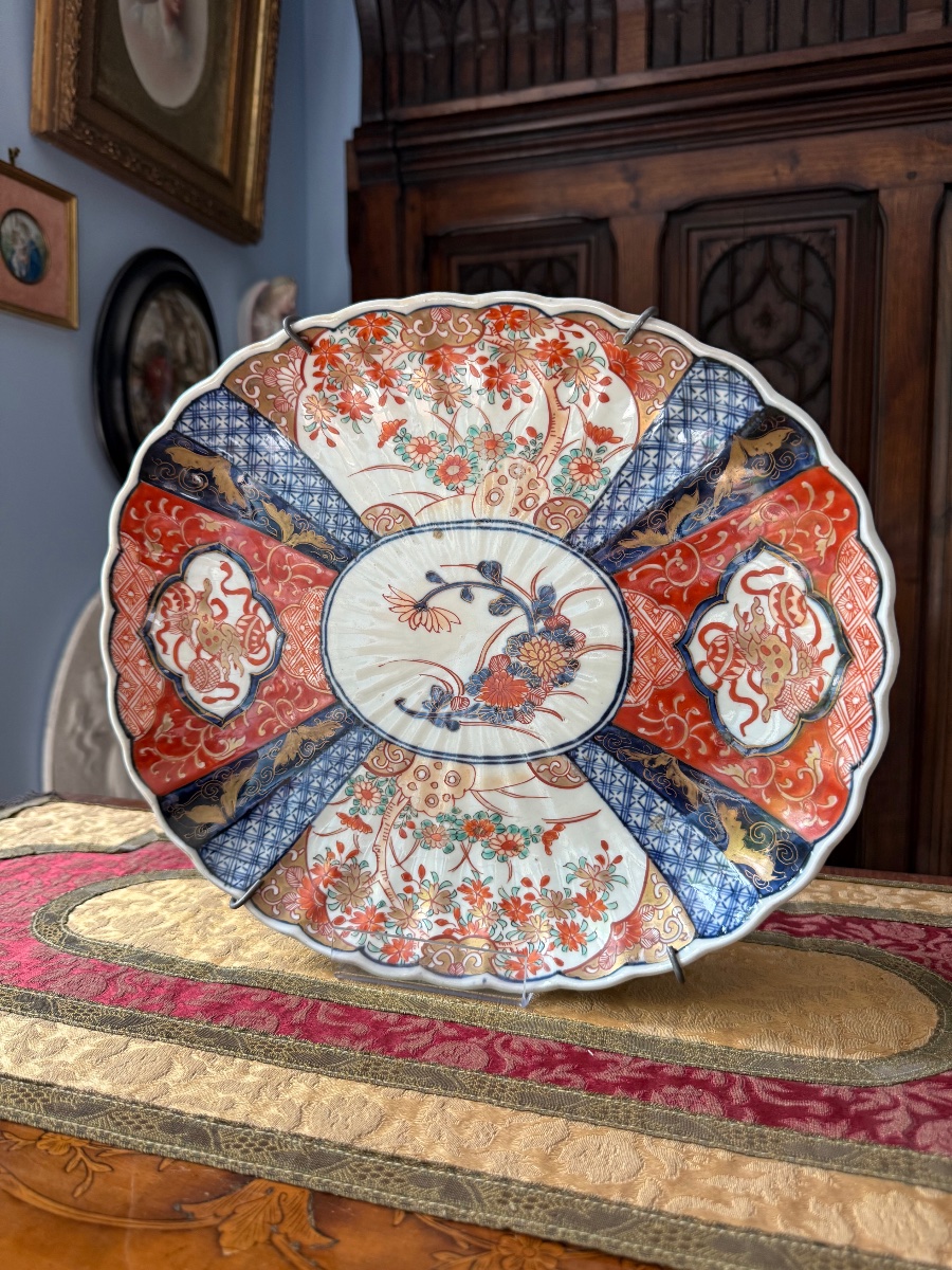 Assiette Imari XIXᵉ — décor rouge/bleu et or, médaillon fleuri, revers peint — 31,5 × 26,5 cm-photo-4