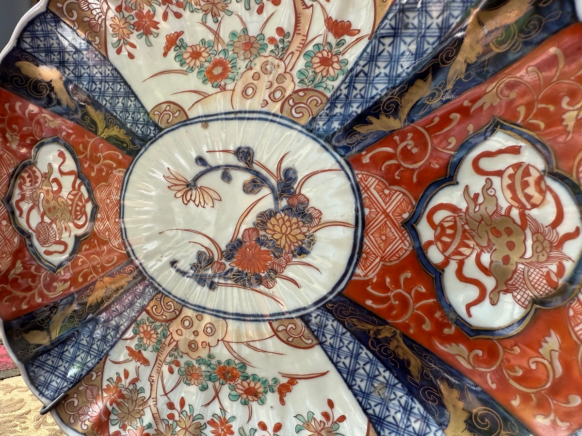 Assiette Imari XIXᵉ — décor rouge/bleu et or, médaillon fleuri, revers peint — 31,5 × 26,5 cm-photo-1