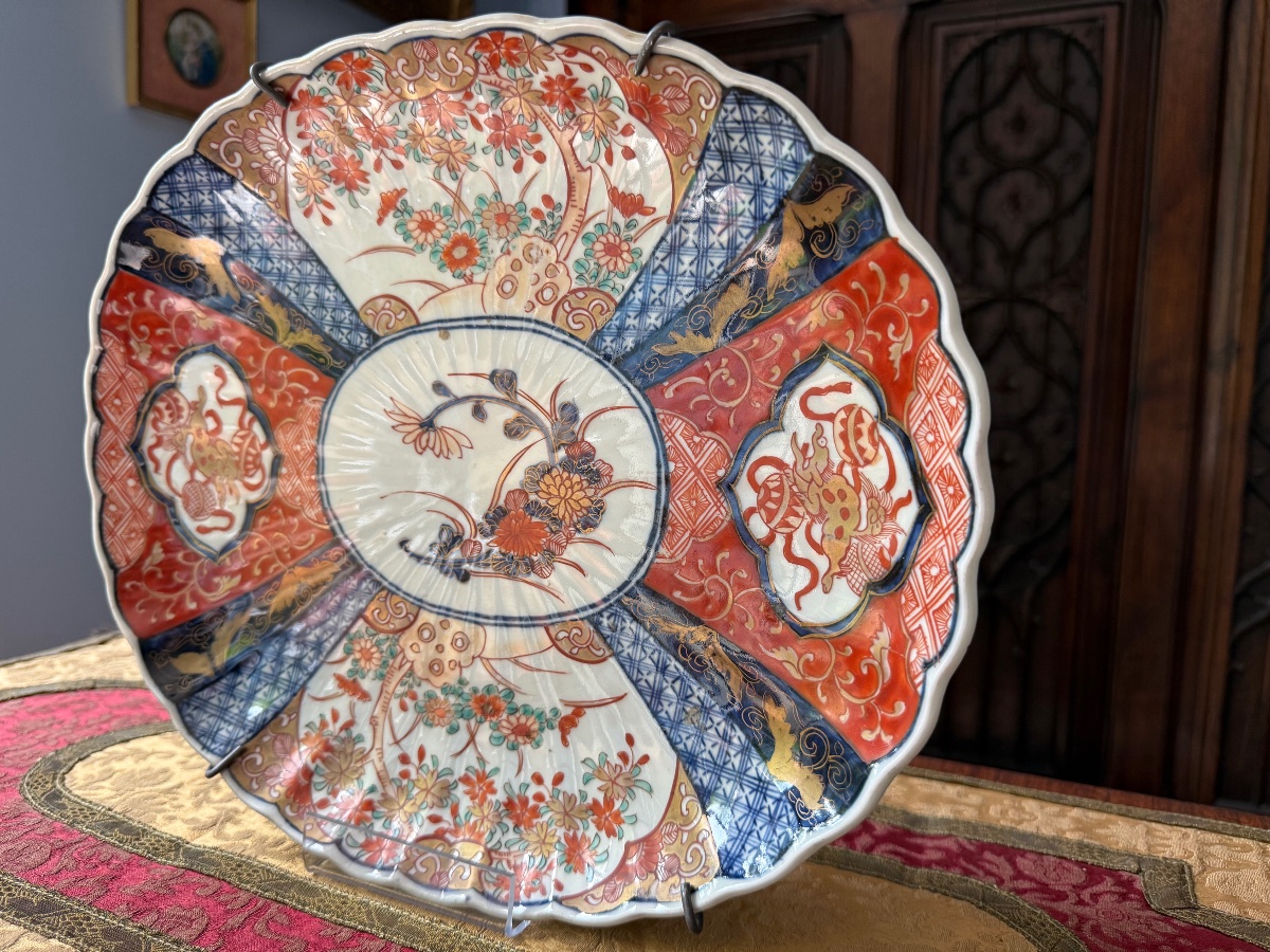 Assiette Imari XIXᵉ — décor rouge/bleu et or, médaillon fleuri, revers peint — 31,5 × 26,5 cm-photo-2