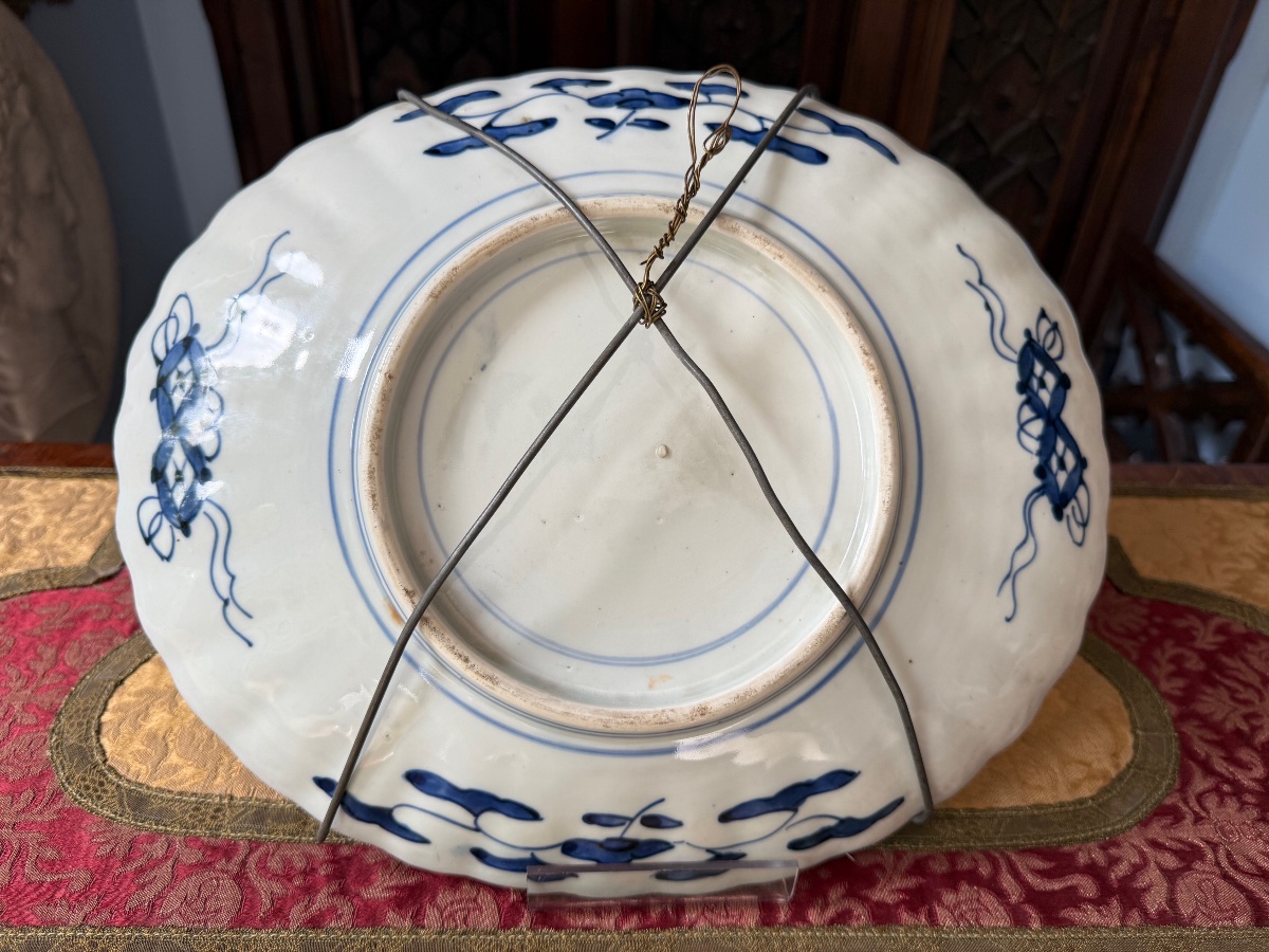 Assiette Imari XIXᵉ — décor rouge/bleu et or, médaillon fleuri, revers peint — 31,5 × 26,5 cm-photo-4
