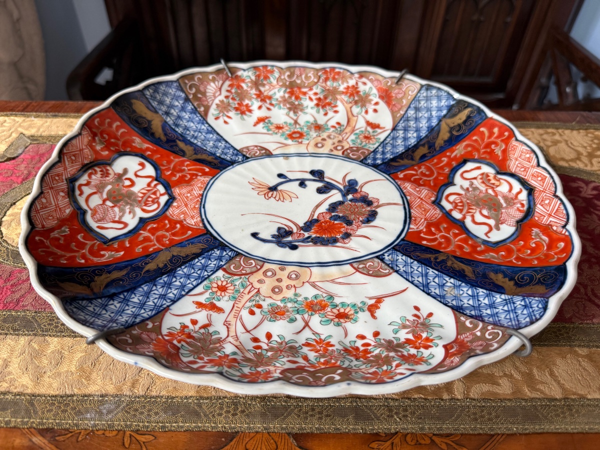 Assiette Imari XIXᵉ — décor rouge/bleu et or, médaillon fleuri, revers peint — 31,5 × 26,5 cm-photo-6