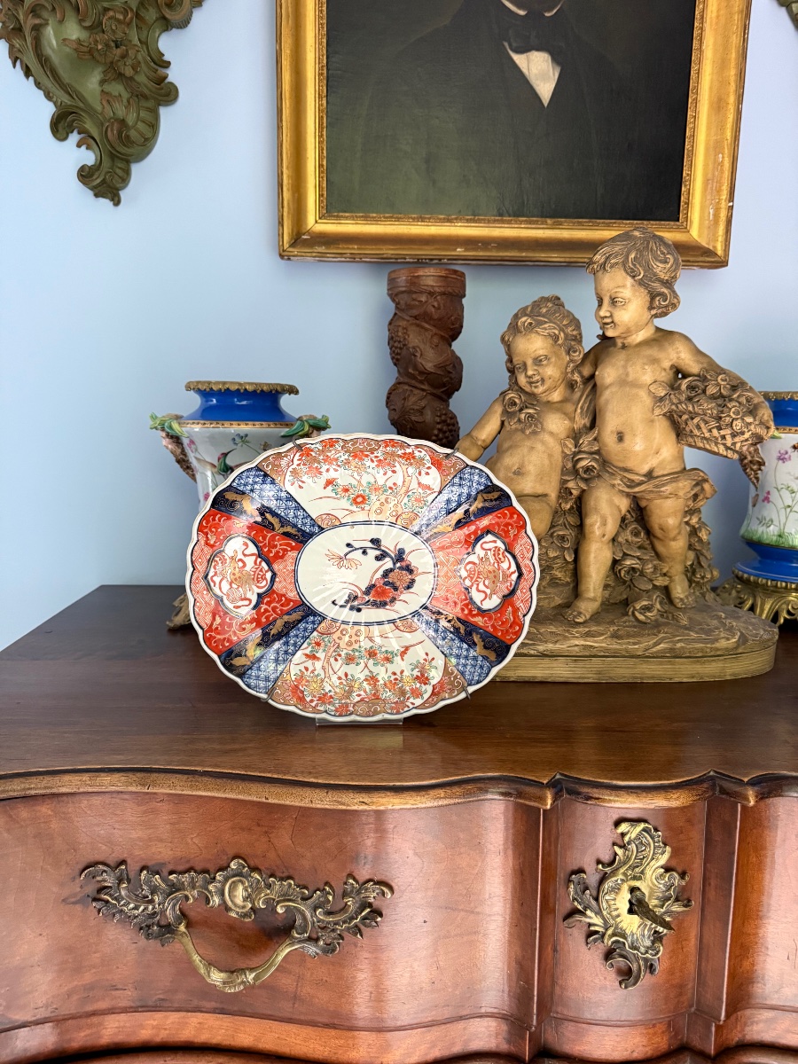 Assiette Imari XIXᵉ — décor rouge/bleu et or, médaillon fleuri, revers peint — 31,5 × 26,5 cm-photo-7